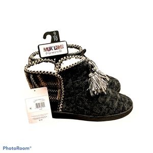 MUK LUKS faux fur bootie slipper, 9/10, black.